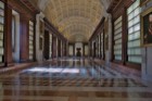 Galería del Archivo General de Indias, Sevilla, con las estanterías de caoba diseñadas por Juan de Villanueva. Foto: CC BY-SA 4.0, Wikimedia Commons